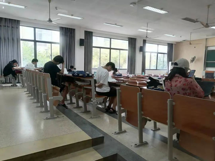 所涉及的教学楼人员原地限制流动