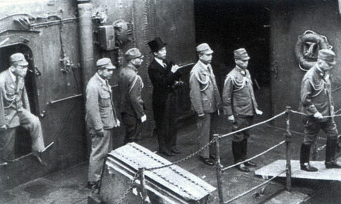 1945年9月2日，日本代表团登上“密苏里号”军舰签署投降书。