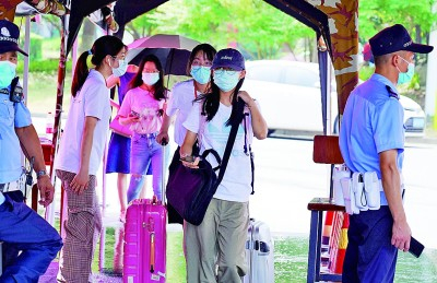 浙江农林大学2021级首批新生来校报到。陈胜伟摄/光明图片