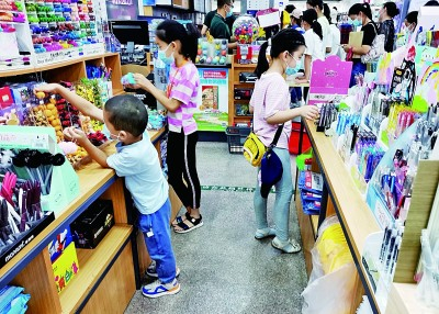 学生们在文具店选购文具。光明日报记者 董蓓摄/光明图片