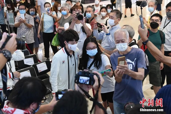 图为获得东京奥运会乒乓球女子团体铜牌的中国香港乒乓球运动员杜凯琹与市民合影。中新社记者 李志华 摄