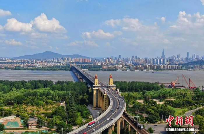 图为1968年建成通车的南京长江大桥。泱波 摄