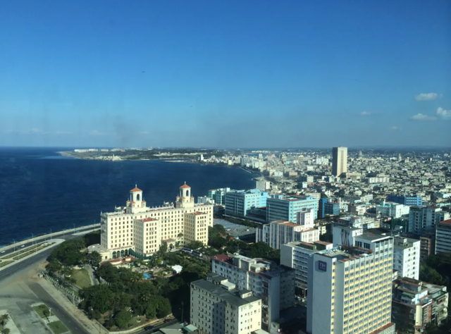 从哈瓦那最高的FOCSA大楼楼顶俯视哈瓦那，所看到的地方是《三只忧伤的老虎》里主人公们常出没的Vedado区。图片由本文作者提供，摄于2015年2月。