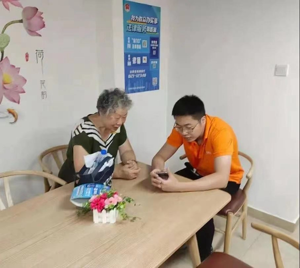 图说：吴明杰指导老年学员学习手机购物 王文瑛/摄