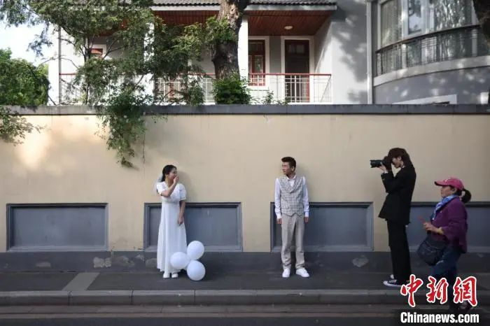 游客在南京颐和路公馆区拍照打卡。泱波 摄