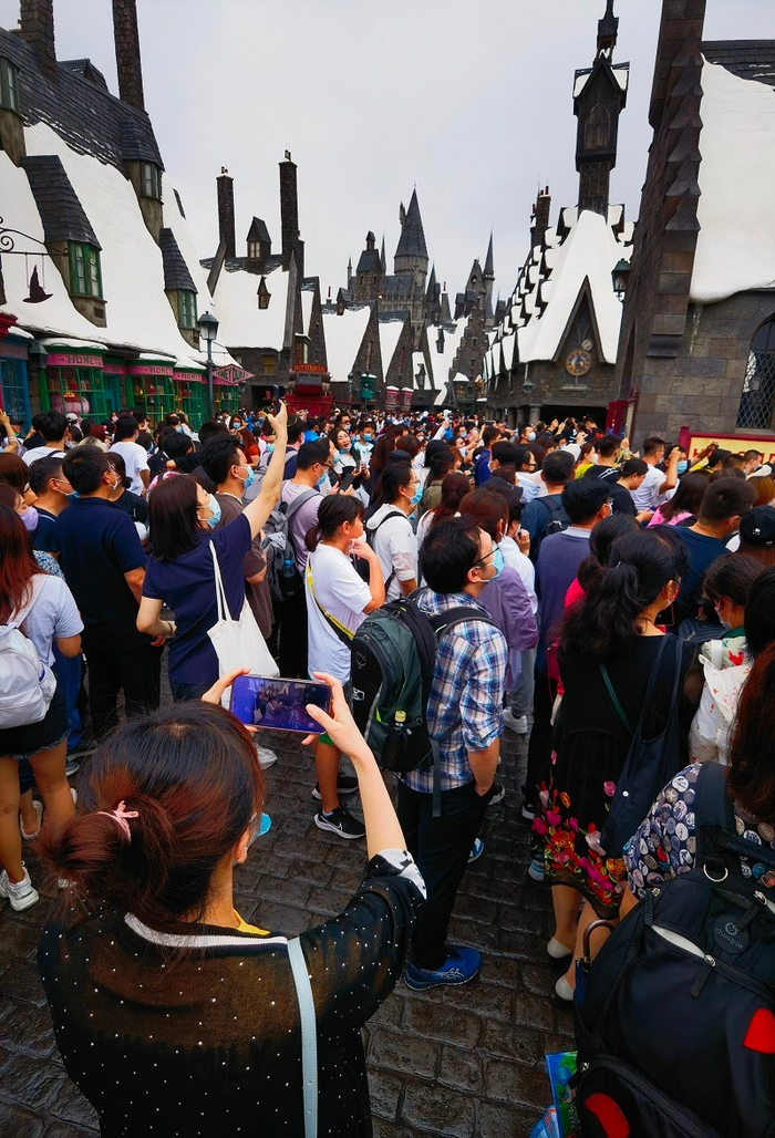 在人气最高的“哈利波特的魔法世界”景区，街道上满是游客。冉隆楠/摄