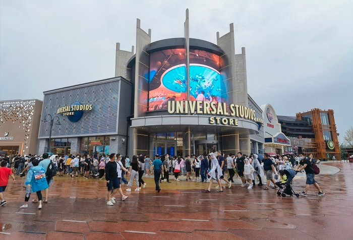 位于北京环球城市大道的商店也排起了长队。贺阳/摄