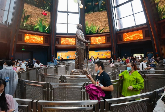 “侏罗纪世界大冒险”环形排队通道引发不少游客“吐槽”。冉隆楠/摄