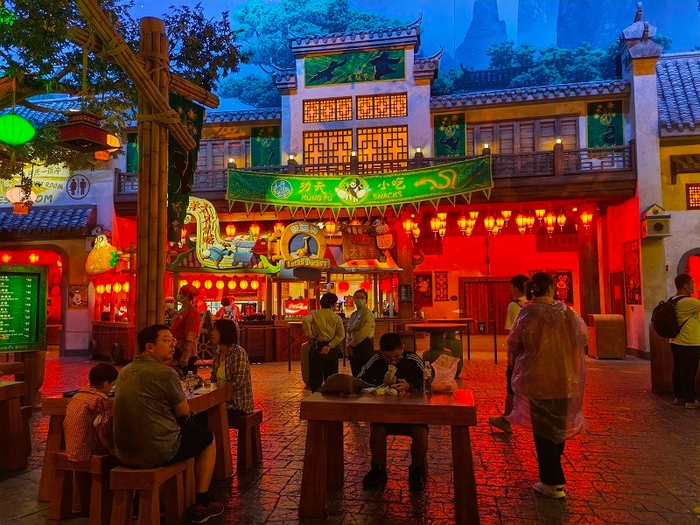 景区内的餐饮店和商店都根据景区特色进行了相应的改造。冉隆楠/摄