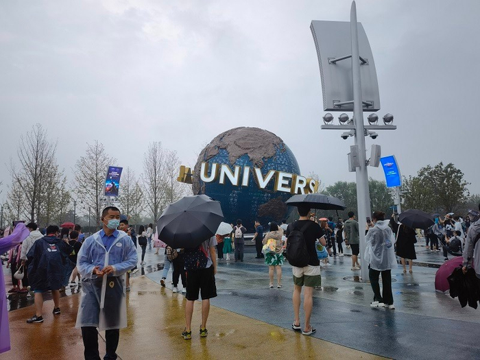 “UNIVERSAL”旋转球成为标志性打卡点。贺阳/摄