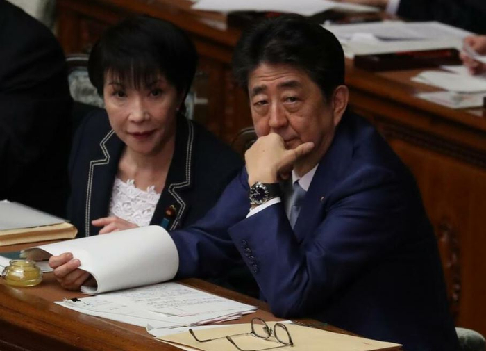 高市早苗（左）与安倍晋三 图自朝日新闻