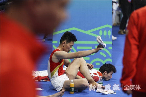 图说：高磊在场边 新民晚报记者 李铭珅 摄