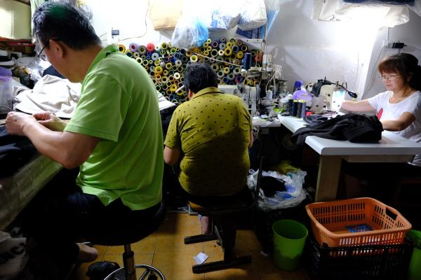 ▲“陶记”店里，陶培青、陶太太和帮工忙于各自手头的活