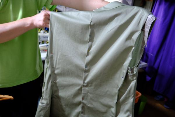 ▲被拆了线的西服