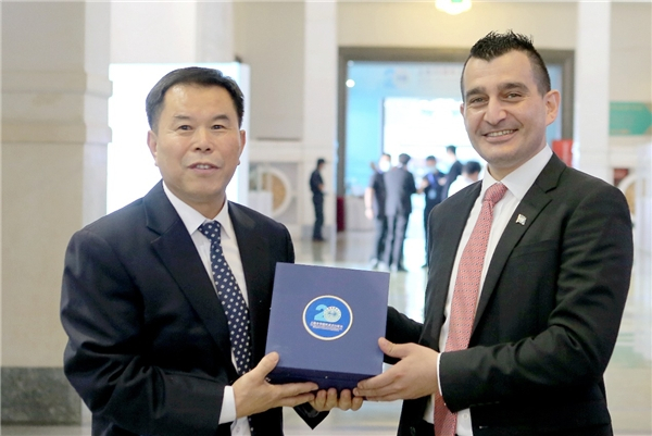 高丙建大师同与会国家特使代表交接《上合杯》