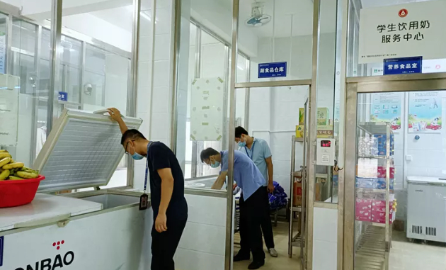 （乳源瑶族自治县市场监管局执法人员检查学校食堂食品库存情况。叶丽云 摄）