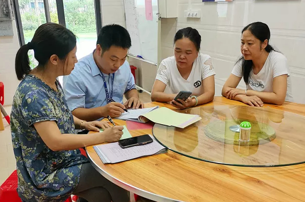 （南雄市市场监管局执法人员对幼儿园食堂进行监督检查。陈小芳 摄）