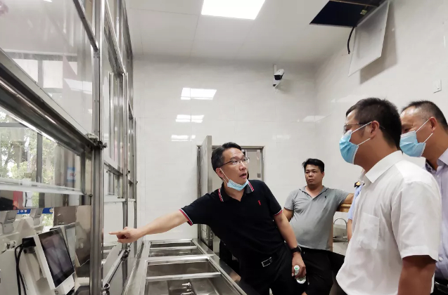 （广东韶关市市场监管局副局长陆伟杰带队前往韶州中学检查学校食堂后厨食品安全情况。黄秋虹 摄）