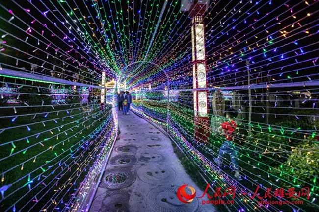 拥城村迎新公园内的彩色串灯观光通道。安新县人居办供图