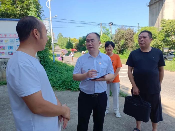 王海刚下乡监督检查工作