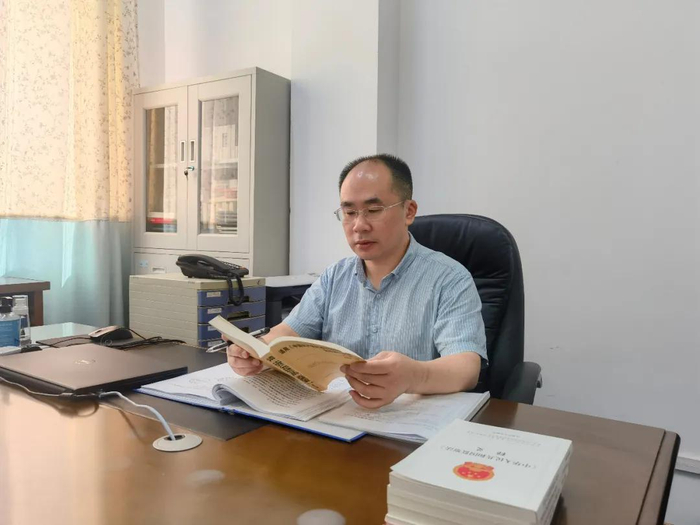 工作中的王海刚