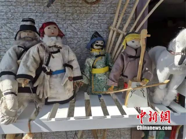 图为体现游牧文化的小木偶。