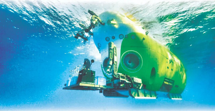 “奋斗者”号正在注水下潜。宋葆 摄