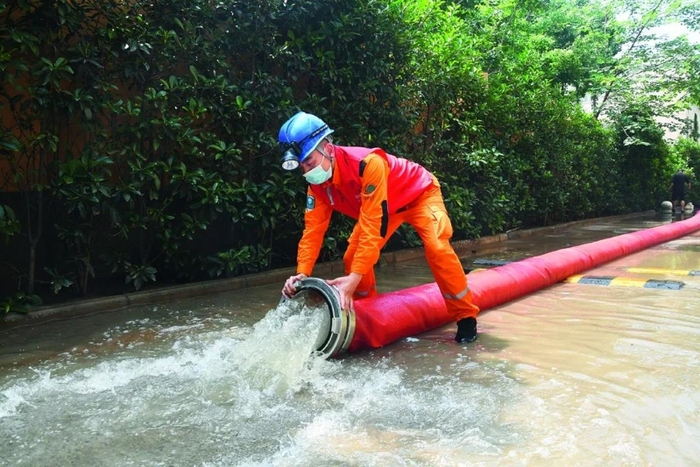 △   福州供电公司支援郑州抢修人员利用“龙吸水”抽出地库的积水。摄影/柯俊明