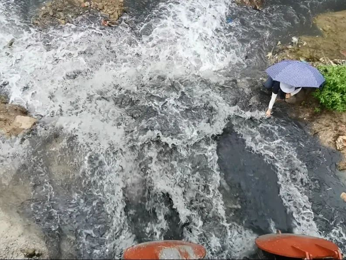 图1 &nbsp;2021年8月，暗查发现矿西河截污箱涵溢流口下雨时大量溢流，化学需氧量和氨氮浓度分别超地表水Ⅲ类标准27.4倍和15.3倍