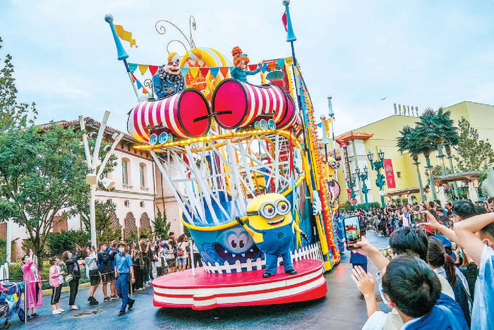 热闹非凡的“环球大巡游”吸引众多游客驻足观看。