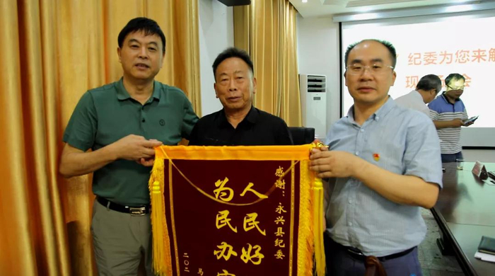 王海刚接受群众送来的锦旗