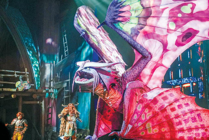 在好莱坞景区，《不可驯服》演出结合了投影、音乐、舞蹈、特技、定制木偶等表演方式，现场十分震撼。 本报记者 武亦彬摄