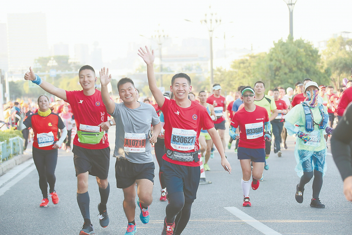  在晋江国际马拉松赛上，选手穿着晋江品牌特步鞋服参赛（资料照片）。 秦越 摄