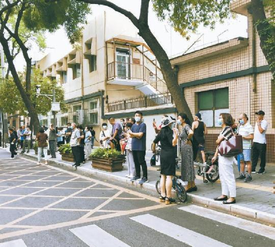 晚上5点半，校门口等着接孩子的人群中多了不少年轻爸妈。