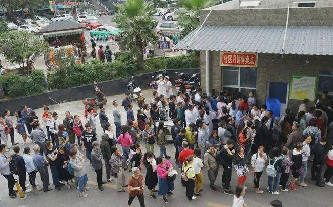 买“省医月饼”早已成为贵州市民的中秋传统。