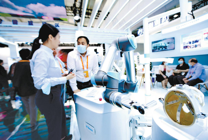 　　服贸会首钢园健康卫生服务展区，首都医科大学宣武医院展示手术机器人。 本报记者 和冠欣摄