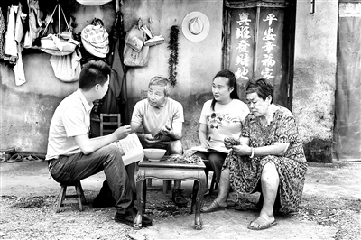 镇江市纪委监委注重审理与审查调查工作的协同配合，严格把控基层案件质量。图为丹徒区纪委监委审理室干部指导谷阳镇纪委现场办案，向群众了解情况，补充完善证据。吴呈昱 摄