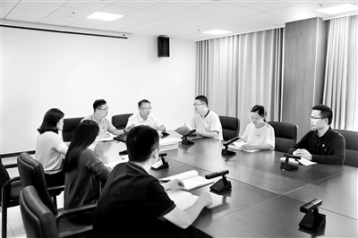 驻马店市纪委监委常态化开展案件提级协审工作。图为该市纪委监委案件审理室干部讨论县区纪委监委上报的违纪违法案件。 吴熠炜 摄