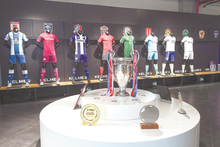  晋江卡尔美服装公司获得的荣誉奖项和赞助的多国足球队运动服。本报记者 吴鹏 摄