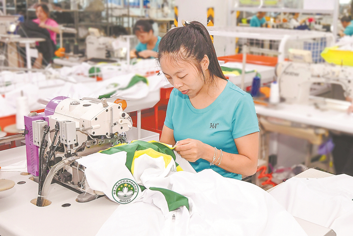  在晋江市的361度公司服装精品车间，工人在制作运动服装。本报记者 吴鹏 摄