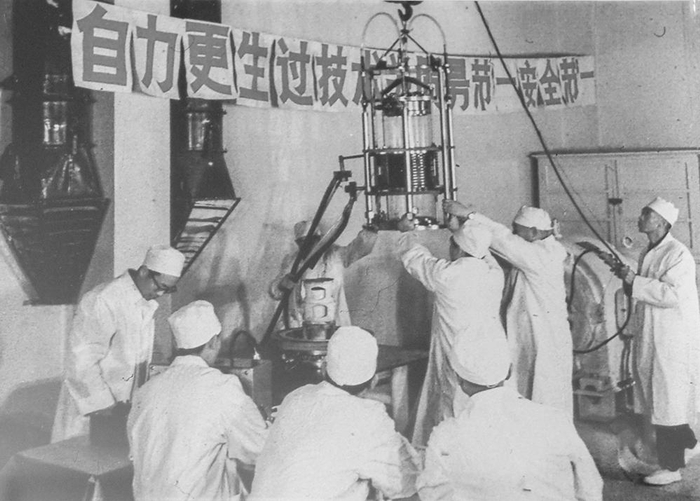 资料图片原子弹研制过程。黄灵燕翻拍