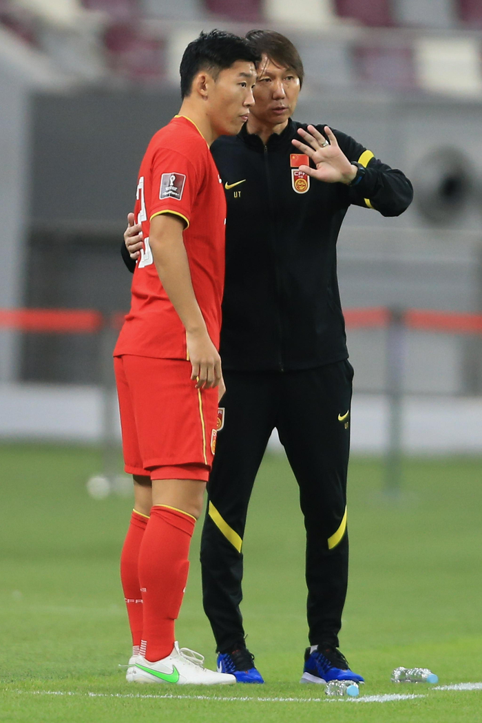 李铁指导年轻中后卫朱辰杰。