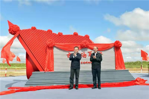 张庆伟、戴厚良共同为古页油平1井碑体揭幕。