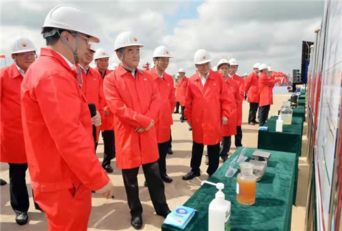 张庆伟、胡昌升、戴厚良、郭智等与会领导嘉宾参观古页油平1井。