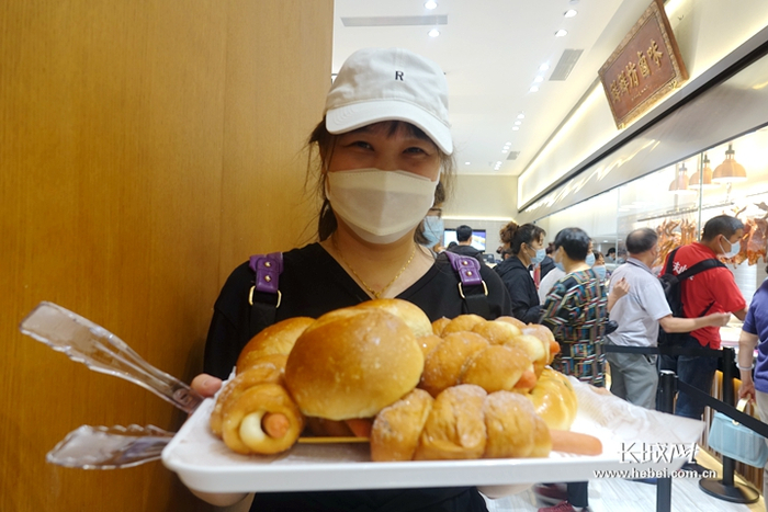 顾客买到了最爱吃的面包。长城网记者 胡晓梅 摄