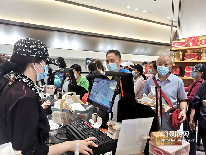 顾客排队结账。长城网记者 胡晓梅 摄