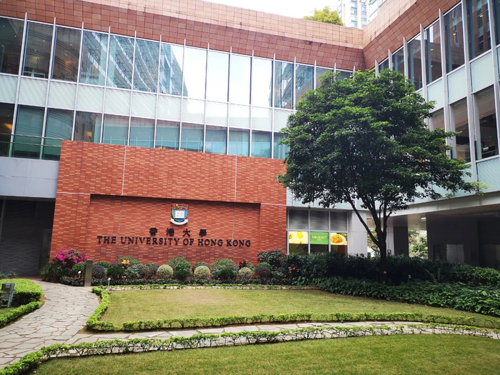 在城区多为建成区且“寸土寸金”的香港，缺地是香港多所高校普遍面临的问题。因校园空间狭小，香港的多所大学无法像内地高校一样为全部学生提供固定宿舍。图为香港大学校园内一角。《财经》记者 焦建/摄
