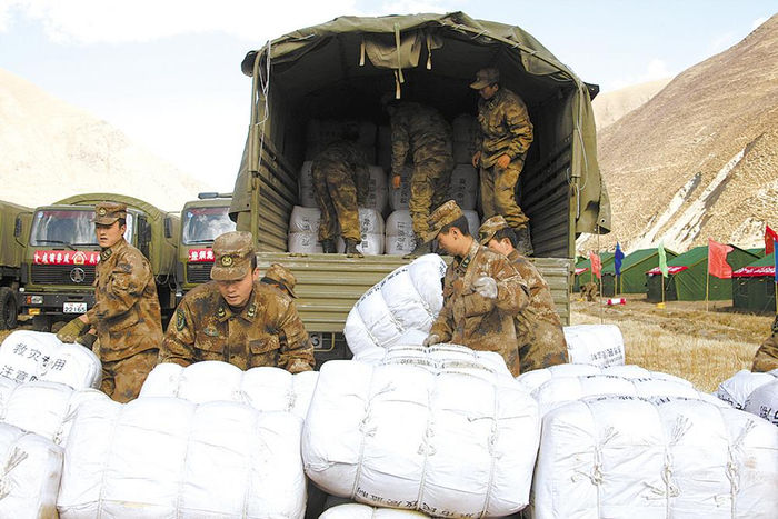 玉树抗震救灾期间，青藏兵站部某汽车团紧急运输救灾物资到达灾区。青藏兵站部提供