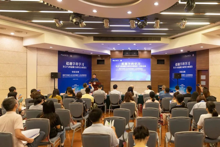 华东师范大学人文与社会科学研究院院长、教育学部副主任朱军文主持