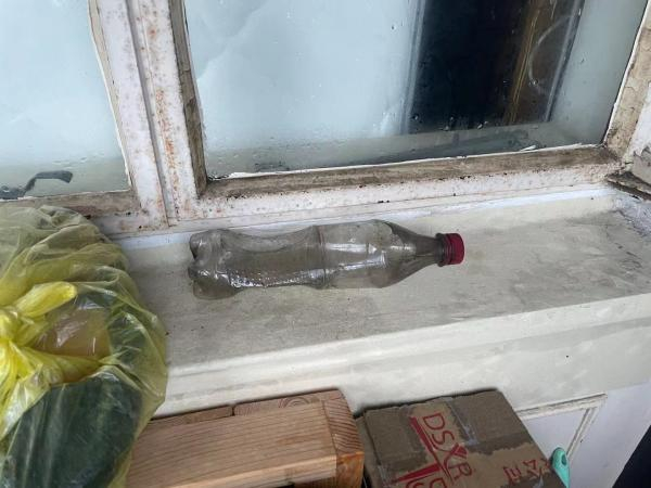 ▲从管道内掏出的可乐瓶。